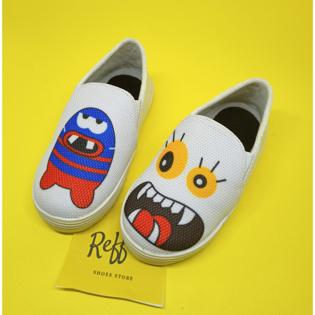 DINDASEPATUSLIPONANAKWANITAPEREMPUANMINIONSUKURAANWARNAMERAHHITAMDANPUTIH