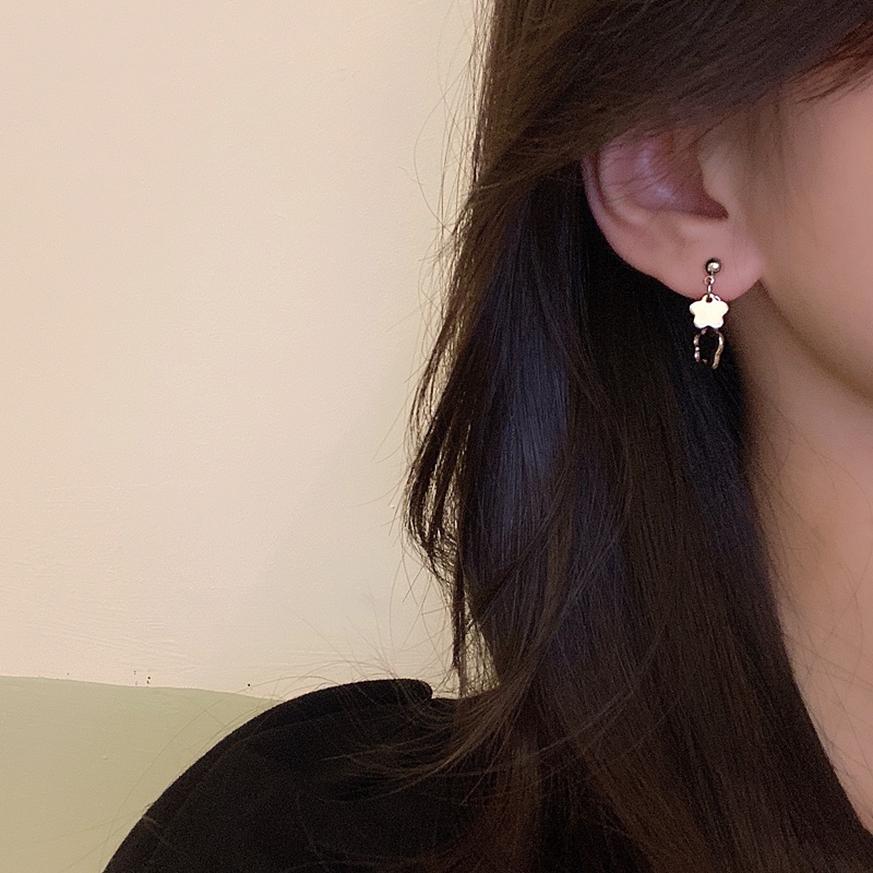 Anting Tusuk Motif Bunga Hollow Simple Untuk Wanita