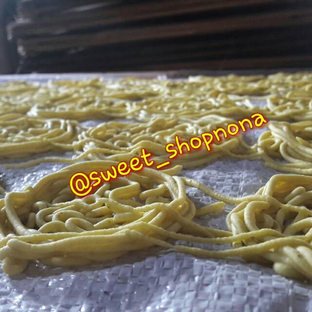 

Kerupuk mie ceplok/kerupuk mie kuning 1 kg khas Harjosari kab Tegal