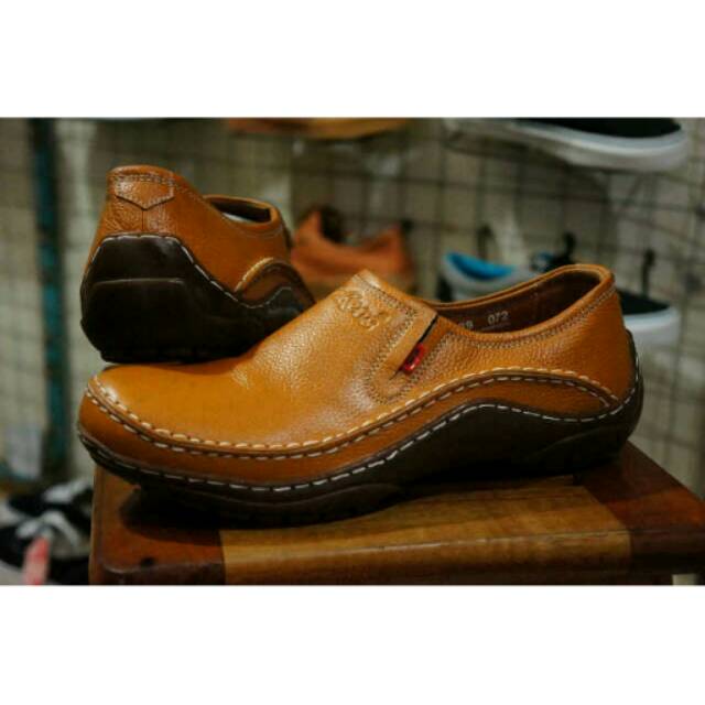 Sepatu kickers slop kulit asli