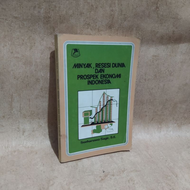MINYAK, RESESI DUNIA DAN PROSPEK EKONOMI INDONESIA. by. Soeharsono sagir. Alumni bandung 1983.344hal