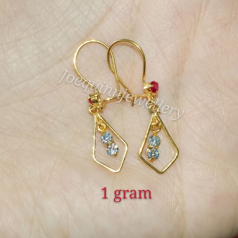 Anting emas muda dewasa