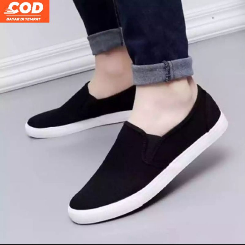 Spatu Pria Terbaru 2023 sepatu Slip on hitam polos spatu sneakers cowok murah spatu tanpa tali cod