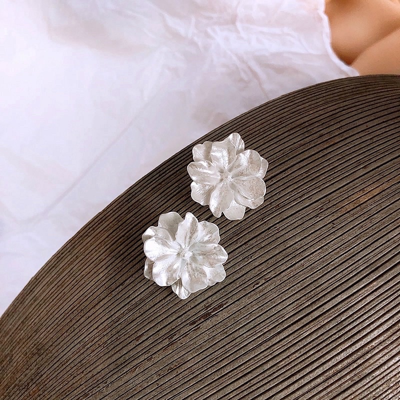 White bloomy earrings