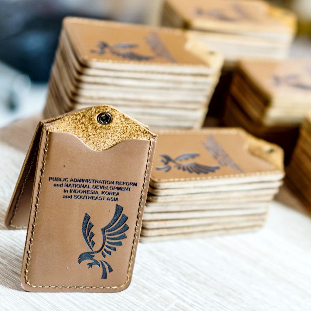 

ID CARD HOLDER NAME TAG KULIT BERKUALITAS FREE GRAFIR - PAUL MODEL E BERGARANSI