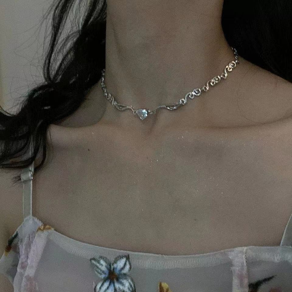 Kalung Rantai Choker Desain Sayap Malaikat Bahan Zirkon Gaya Vintage