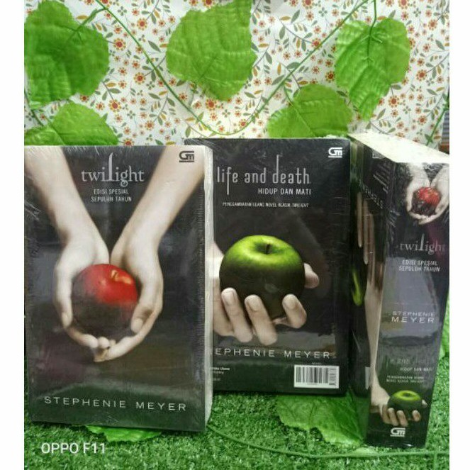 NOVEL TWILIGHT LIFE AND DEATH EDISI SPESIAL SEPULUH TAHUN BY STEPHENIE MEYER