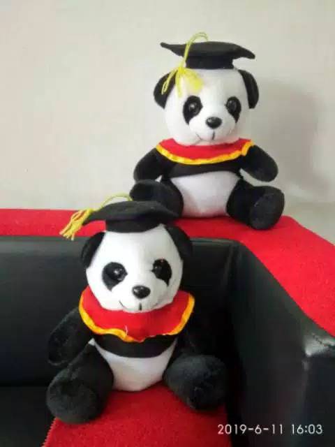 Boneka panda wisuda