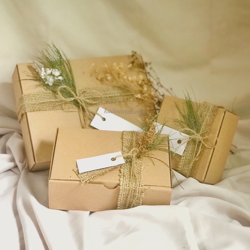 

Kadountukamu Gift package Rustic Aesthetic | Kotak kado Aesthetic | Kado Rustic | Hampers Aesthetic