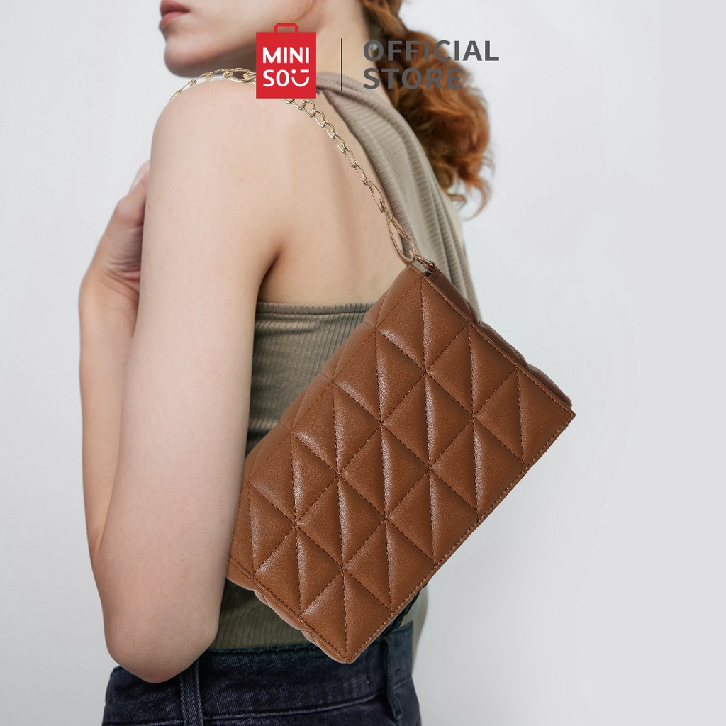 MINISO  Tas Pundak Tas Selempang Slingbag  Tas Bahu Persegi Panjang Retro Lembut Dengan Flap Top Tas