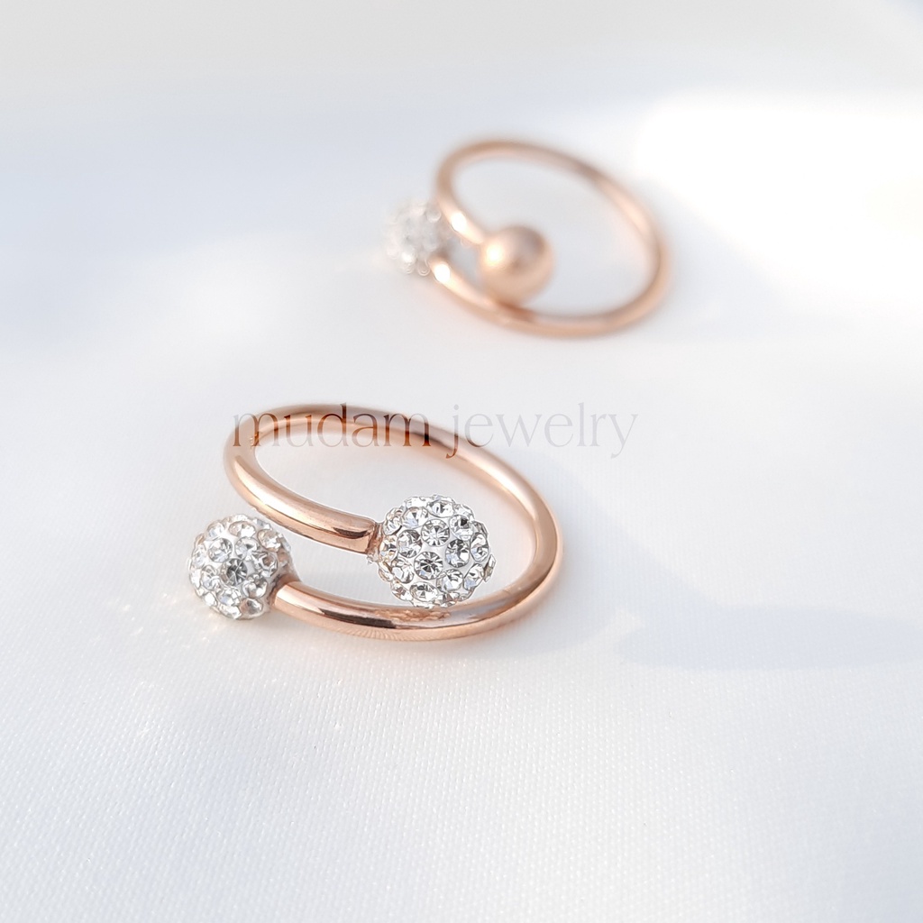 Cincin Titanium Dengan 2 Bola Diamonds dan 1 Bola Diamond Warna Rose Gold