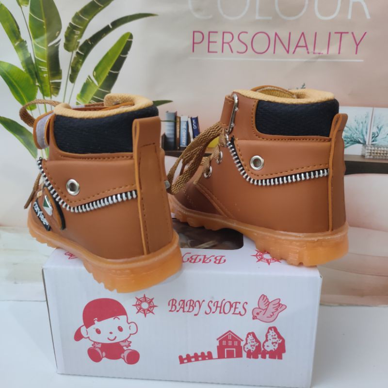 Sepatu boots anak