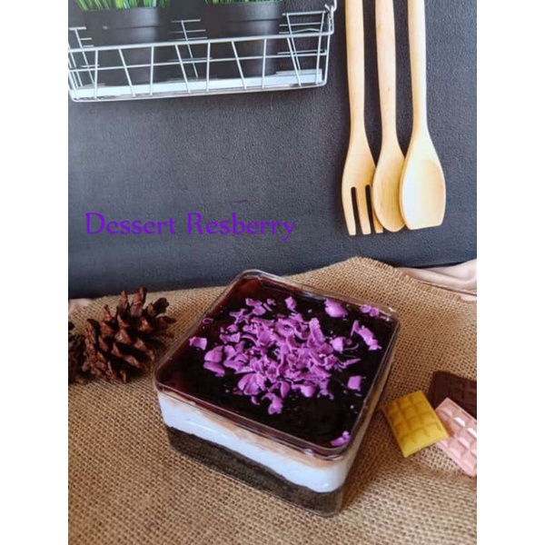 

Dessert cake resberry box