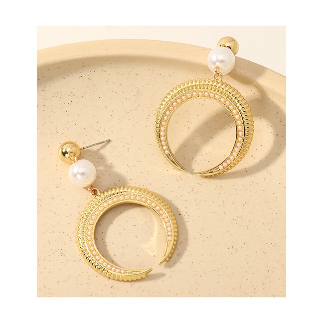 LRC Anting Tusuk Fashion Gold Color Geometric Crescent Alloy Pearl P88899