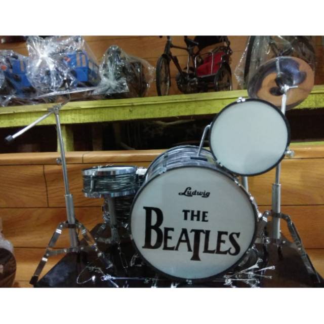 (BISA COD) MINIATUR DRUM BAND THE BEATLES BAHAN STAINLESS MIKA PLASTIK 30x25x18 cm PAJANGAN DEKORASI