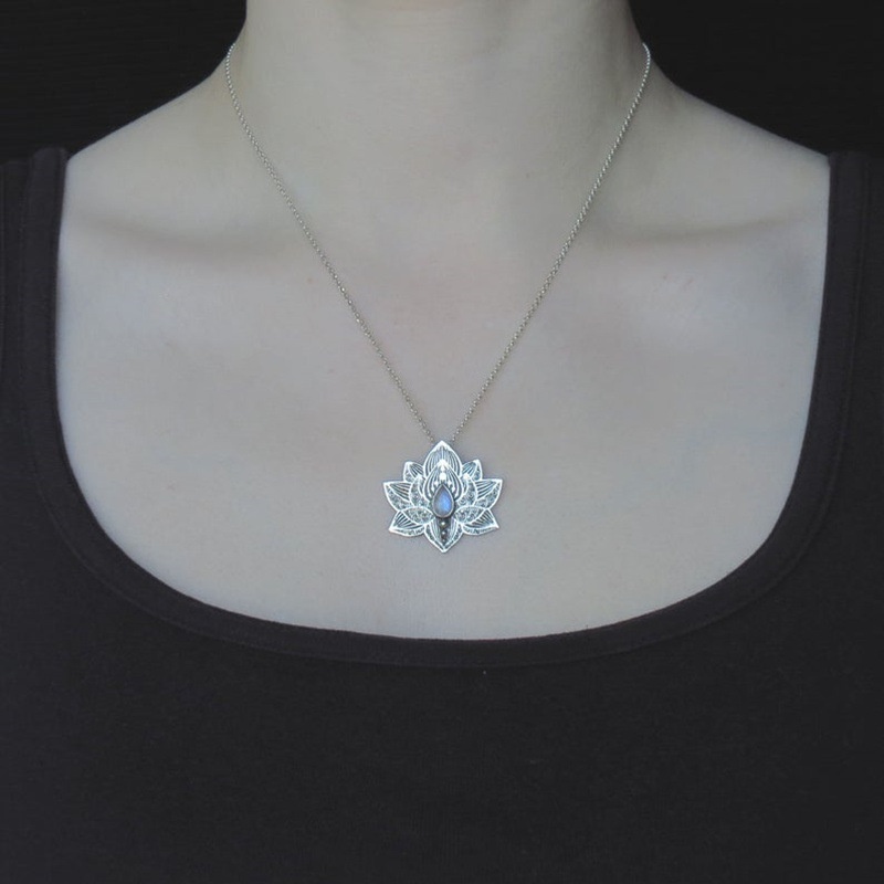 Kalung Liontin Lotus Bahan Stainless Steel Aksen Kristal Gaya Vintage Untuk Wanita