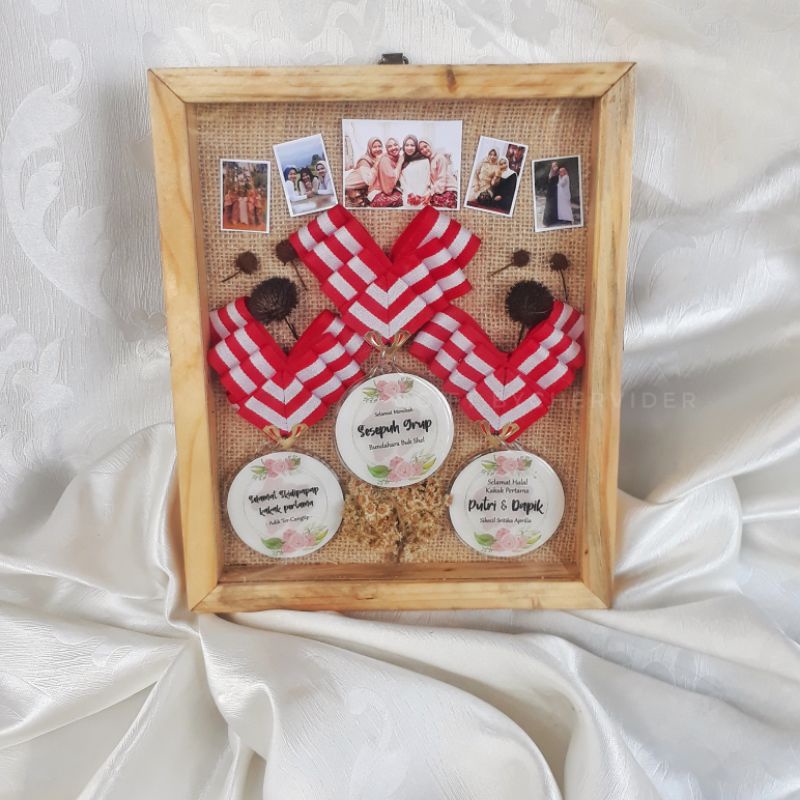 

kado medali in frame