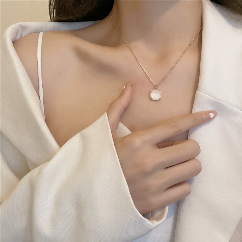 Kalung Rantai Klavikula Hias Liontin Persegi Warna Emas Untuk Wanita
