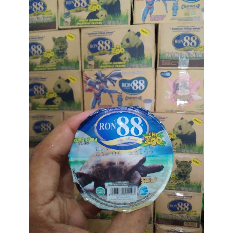 

Air minum mineral merek Ron 88 Gelas/200ml