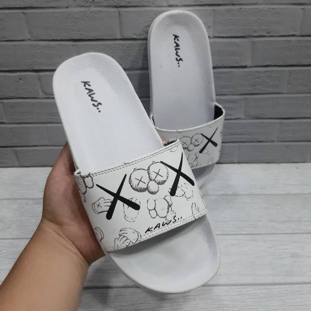 Sandal kaws full putih