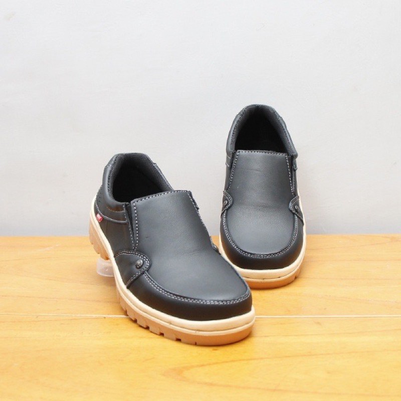 Sepatu casual pria model slip on bahan kulit sapi asli free jahit keliling