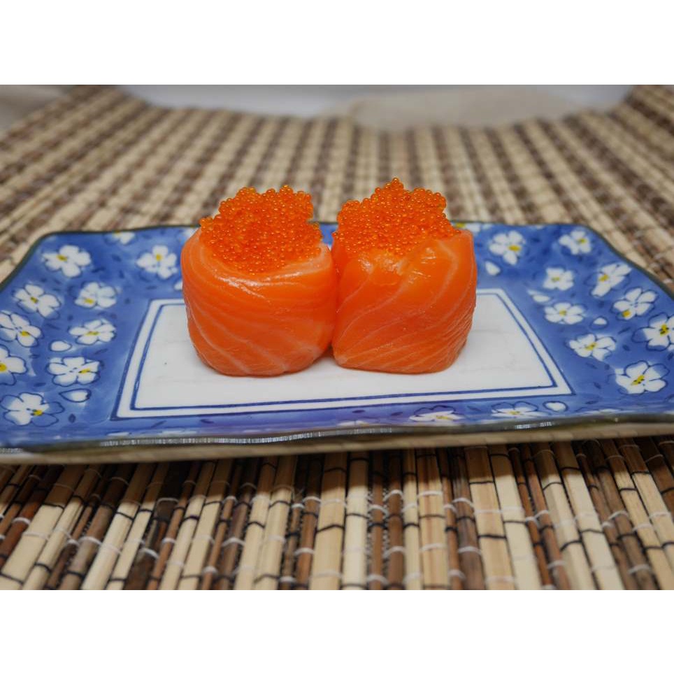 

SALMON TOBIKO NIGIRI