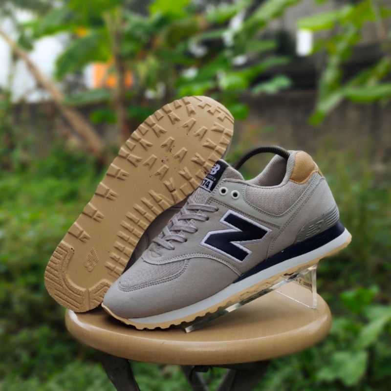 Sepatu jogging original vietnam/sepatu sneakers made in vietnam/sepatu supreme/sepatu olahraga pria