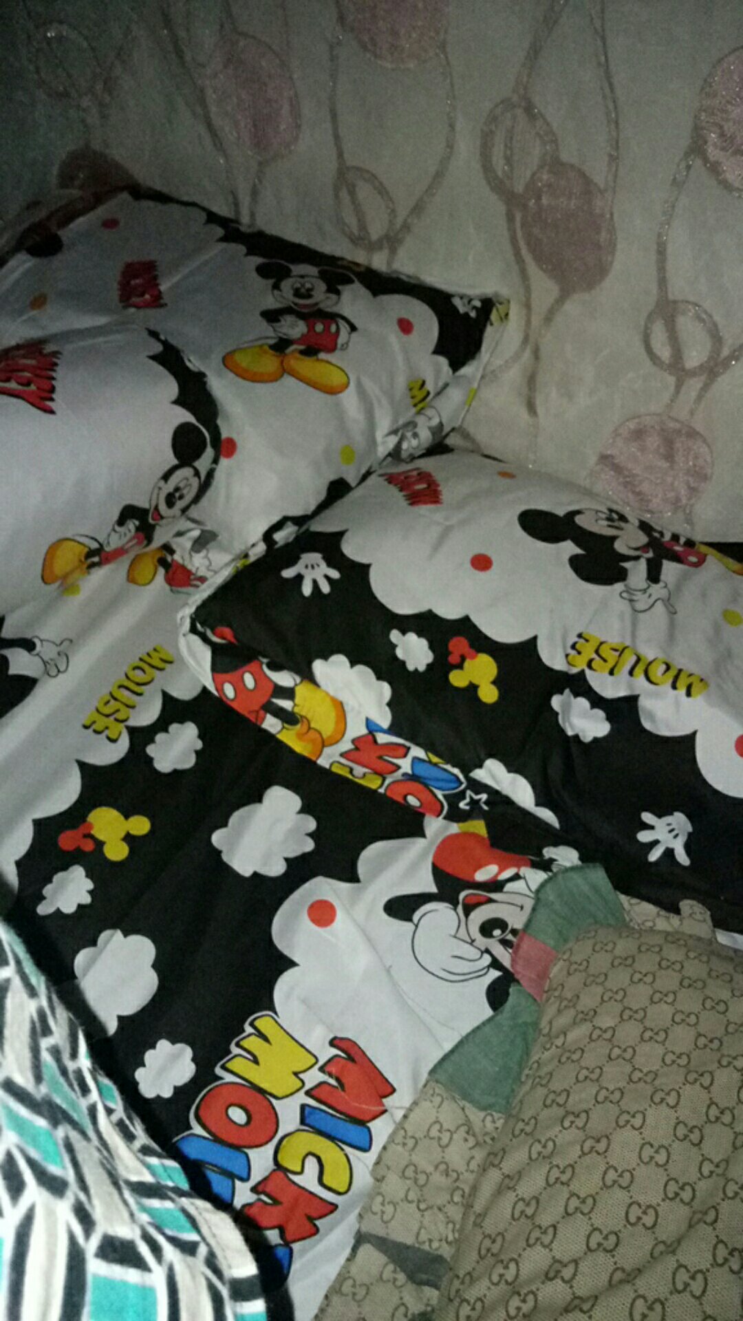 Sprei Rumbai Motif Bunga Merah