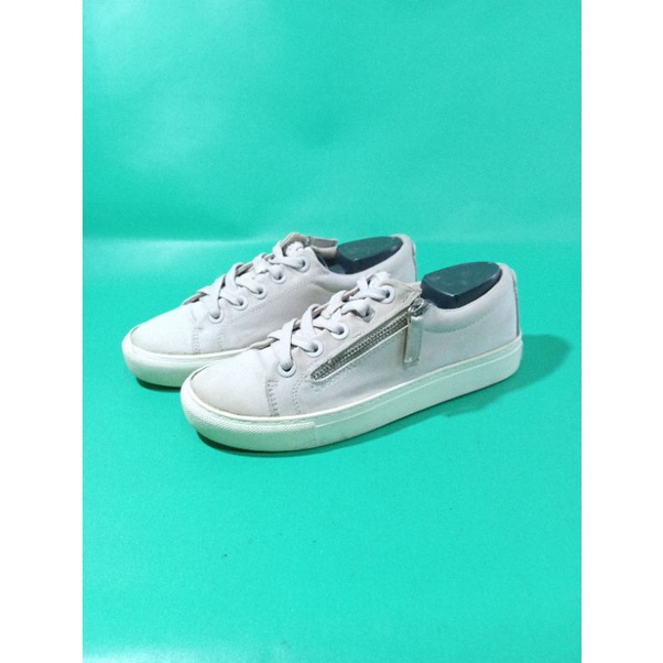 sepatu stradivarius krem zipper ori size 37