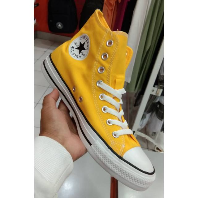 Converse yellow
