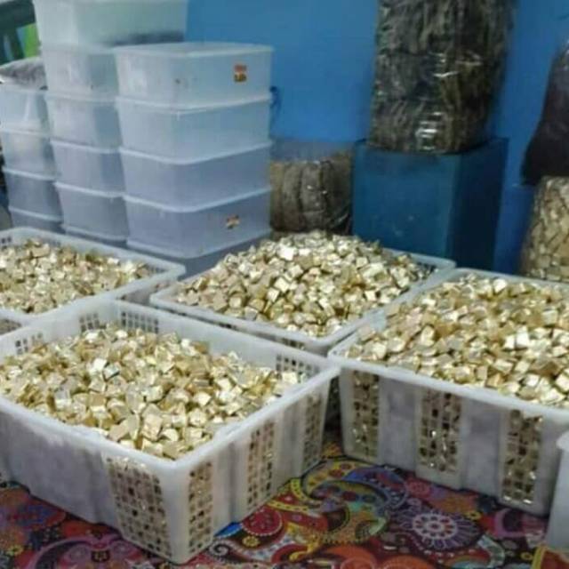 

Piramid mini coklat