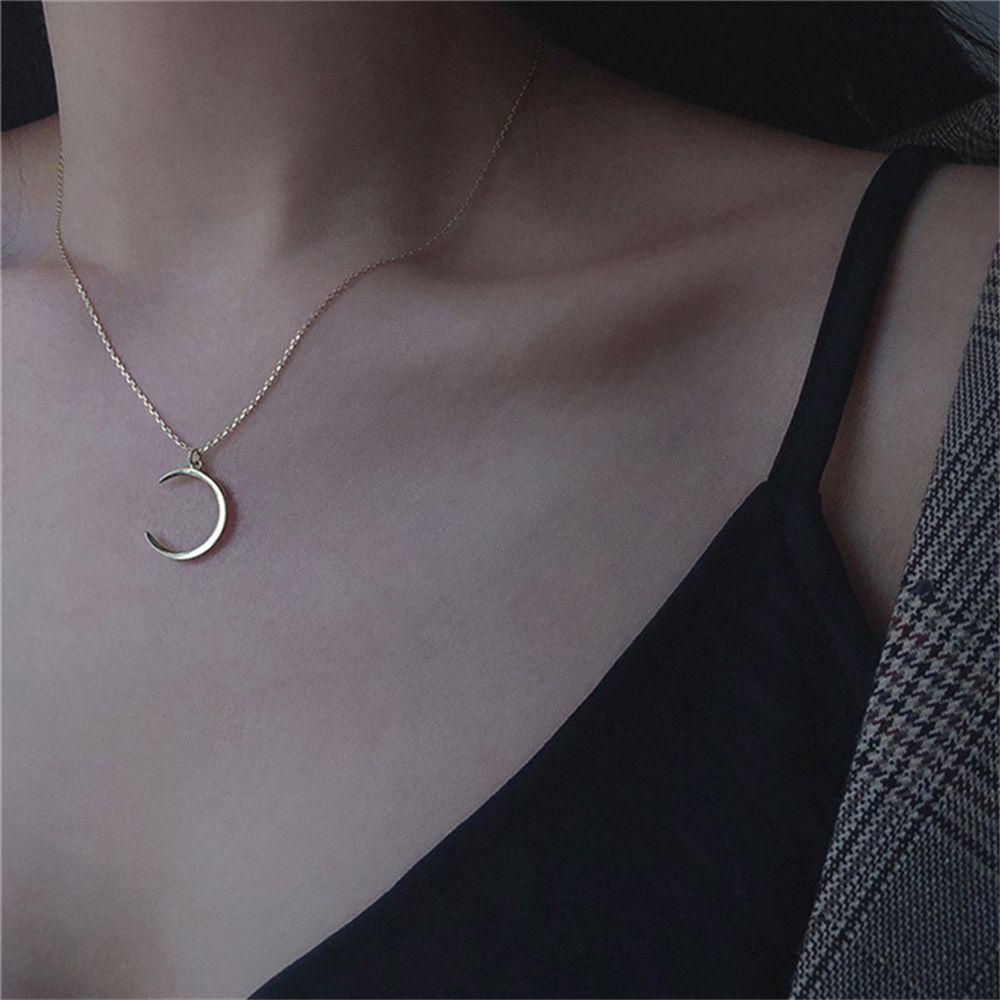 Kalung Rantai Liontin Bulan Sabit Bahan Alloy Untuk Wanita