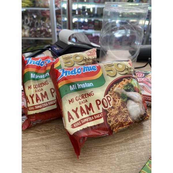 

indomie goreng rasa ayam pop khas sumatera barat