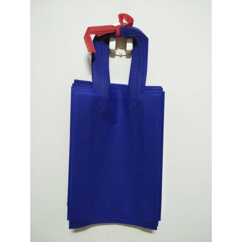 

Tas Spunbond - Goodie Bag - Tas Kain Ukuran 25 x 35 (Isi = 1 Lusin)