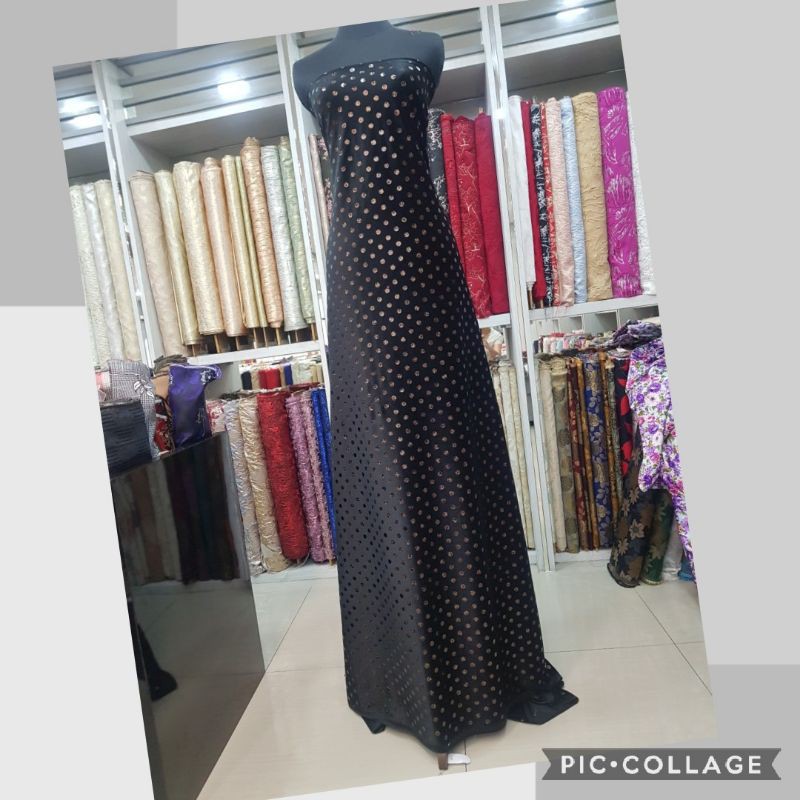 kain Bludru hitam motif polkadot