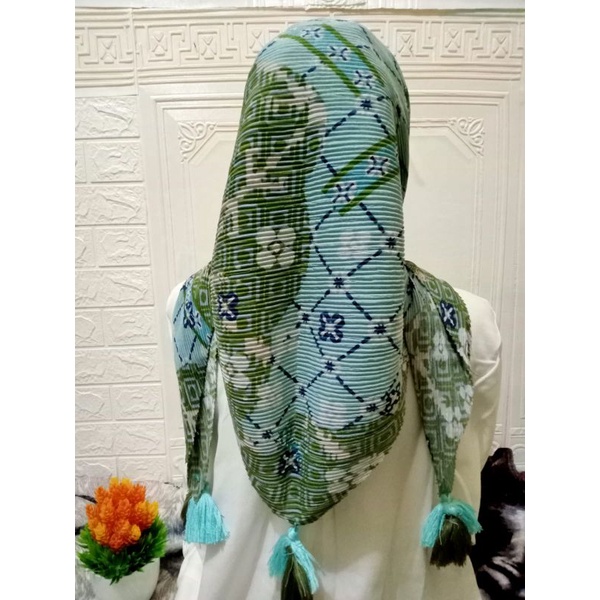 HIJAB/KERUDUNG SEGI EMPAT PLISKET MOTIF POM POM/JAMBUL/RANDOM-A5