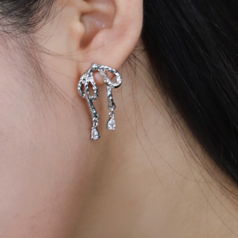 Anting Tusuk Asimetris Model Pita Mewah Untuk Wanita