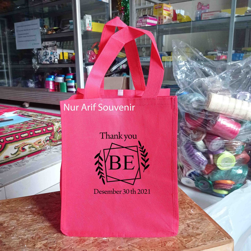 

SOUVENIR TAS BERKAT SPUNBOND (22 X 22)