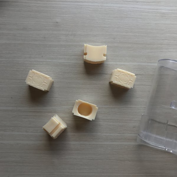 Kupingan plastik CUNGKOK untuk kandang Pleci