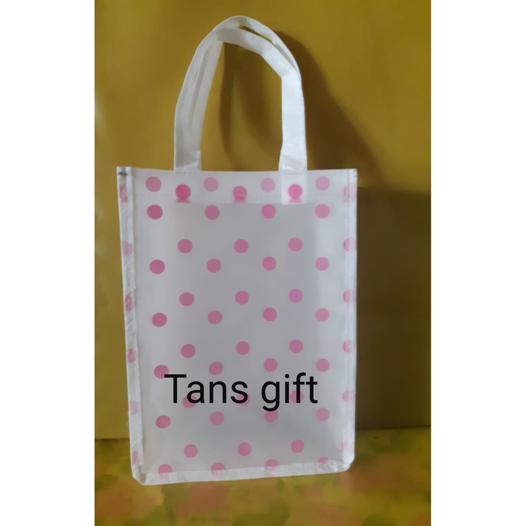 

Goody Bag Spunbond Mika Dot Ukuran Medium Transparant