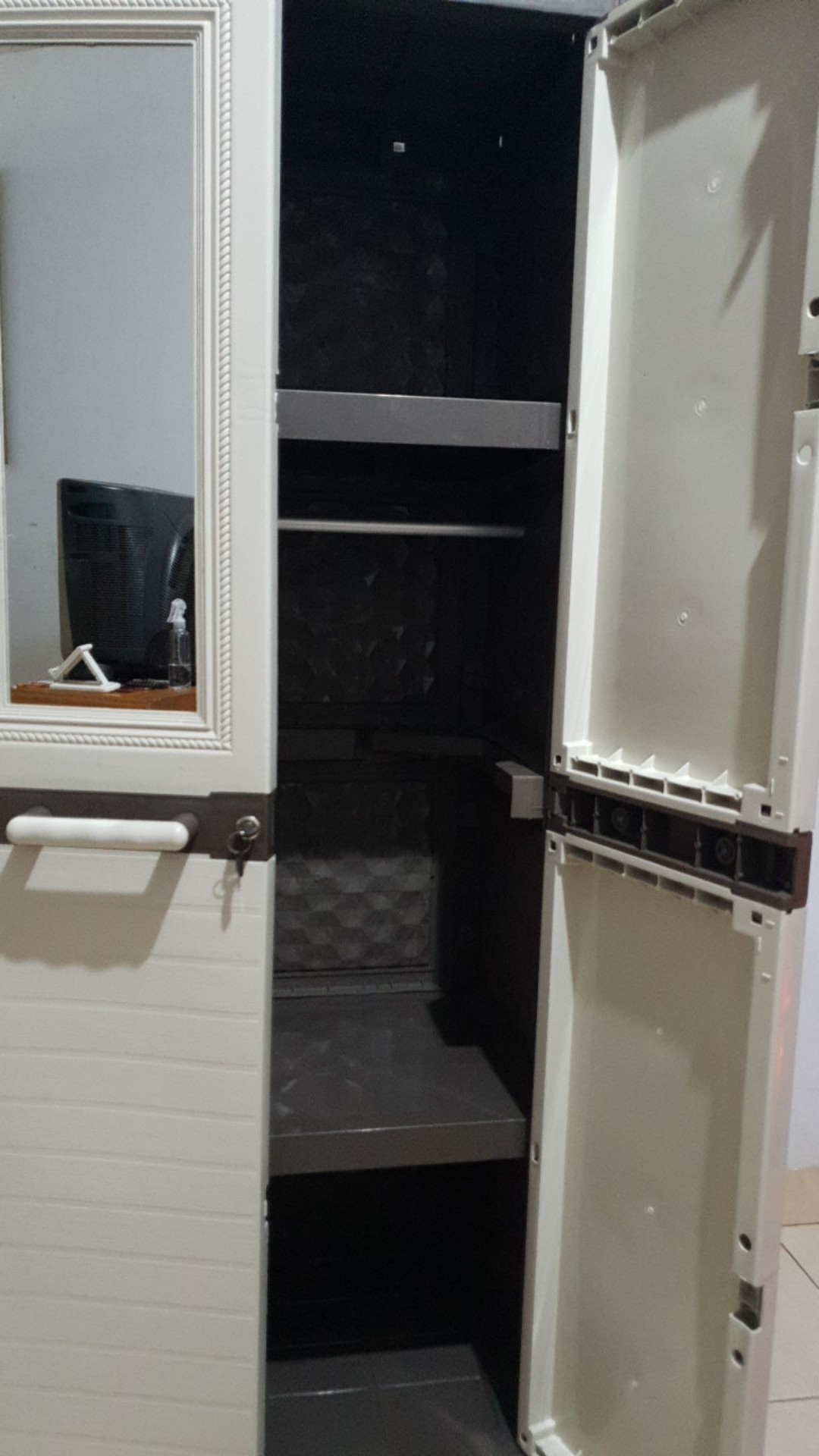 Akako Lemari Pakaian Plastik 2 Pintu Rak/gantung Kaca Kunci Elegant