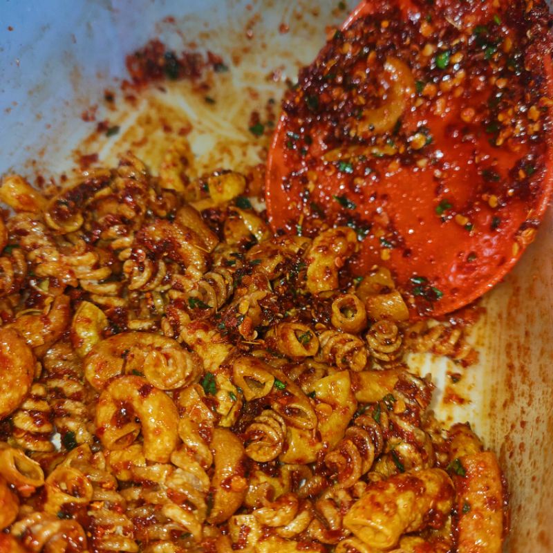 

MAKARONI PEDAS DAUN JERUK BASAH SNACKMOODS