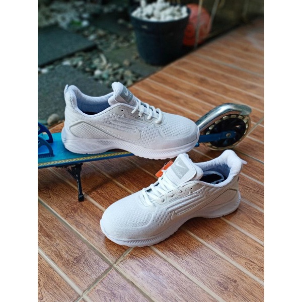 Sepatu Sneakers Sports Pria Wanita Putuh