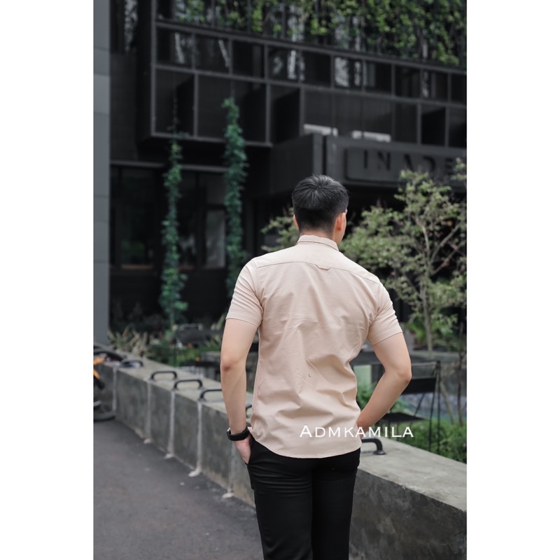 Kemeja pria polos slimfit kasual basic HeM lengan pendek krem