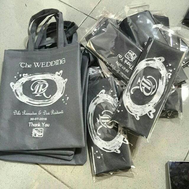 

TAS SOUVENIR PERNIKAHAN / TAS UNDANGAN /TAS WEDDING (FLAT 20X25)