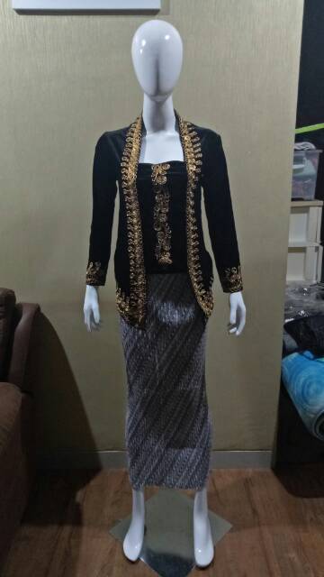 kebaya bludru + rok plisket