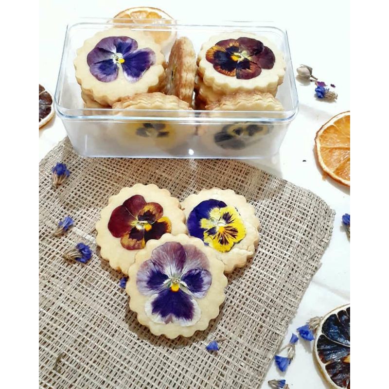 

Shortbread with Edible Flower