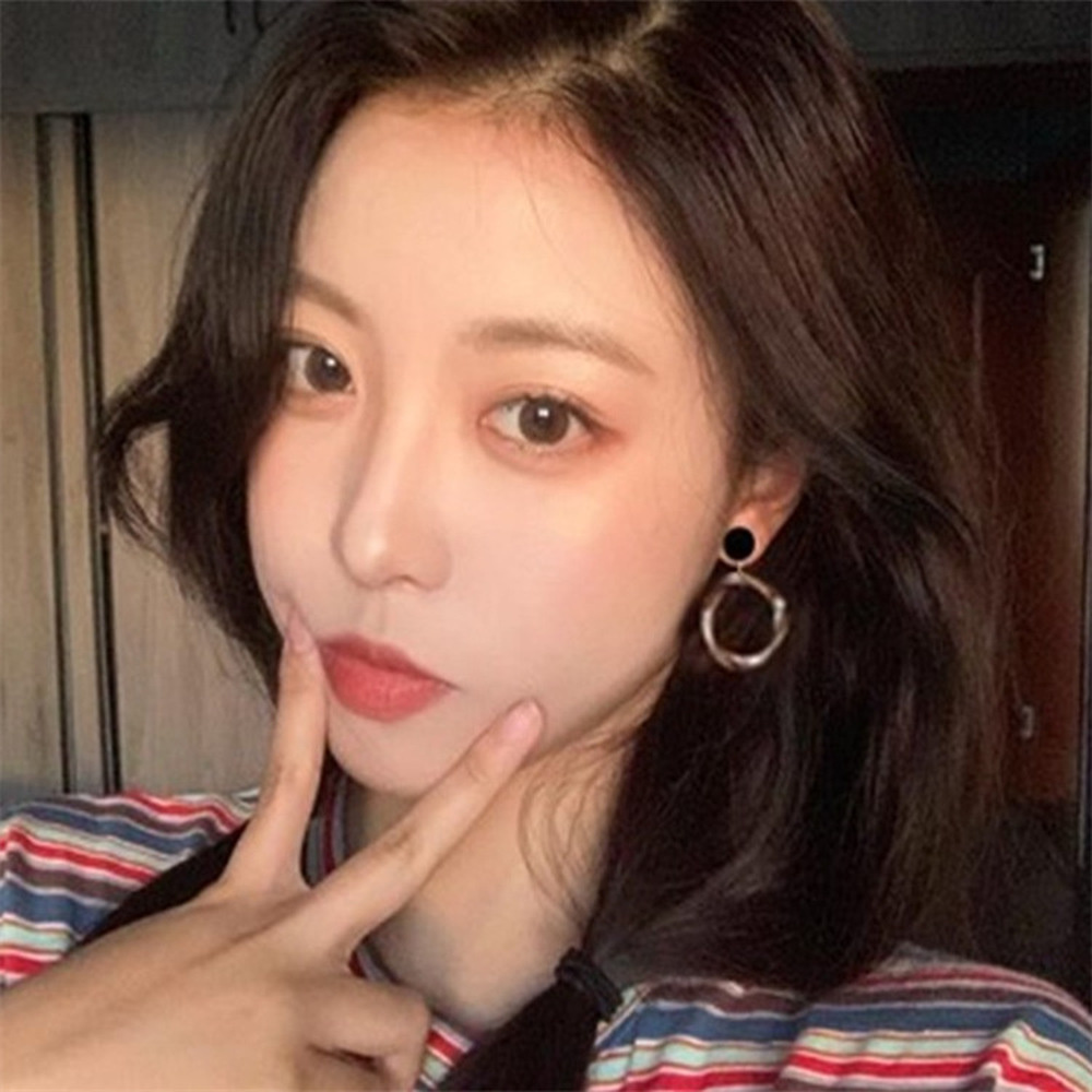 Anting Klip on Lapis Emas Bentuk Bulat Asimetris Gaya Punk Rock Untuk Wanita
