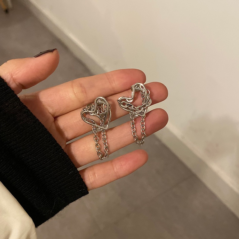 Anting Rantai Bentuk Hati Model Hollow Bahan S925 Silver Gaya Retro Korea Untuk Wanita