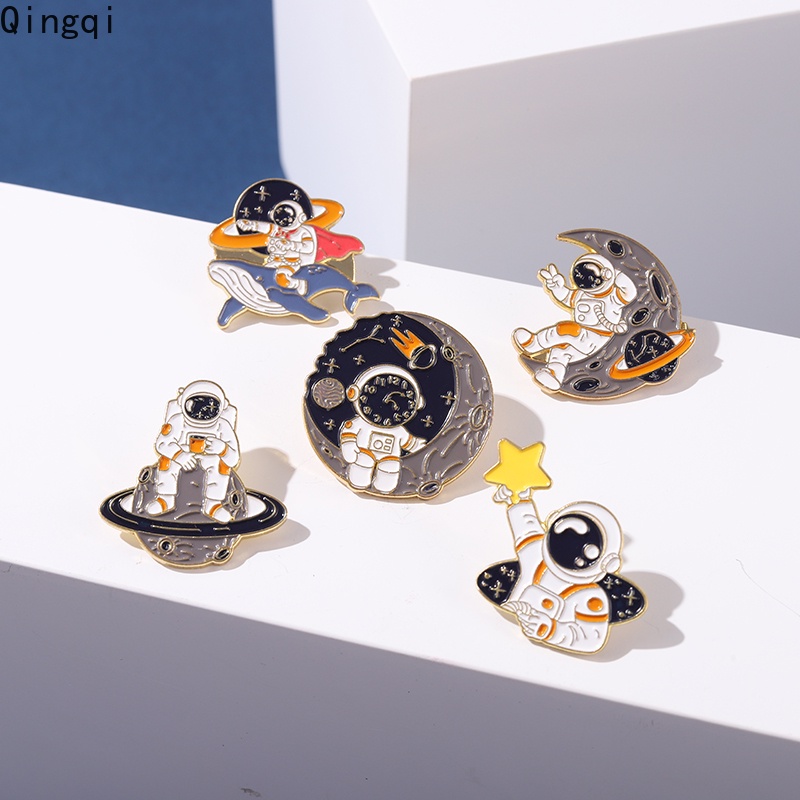 Bros Pin Enamel Bentuk Astronot Planet Roket Whale Star Moon Galaxy Coffee Bahan Metal Untuk Hadiah